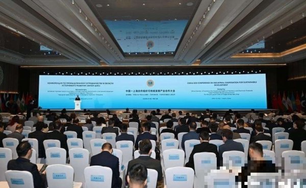 线上炒股配资之家 特朗普威胁中俄? 之后接连收到两个坏消息, 情急之下对华再退一步